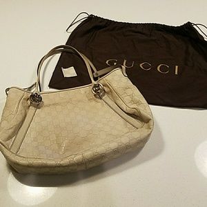 GUCCI Authentic cream leather shoulder bag.